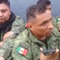 Desarman y exhiben a elementos del Ejército retenidos en La Huacana (Videos)