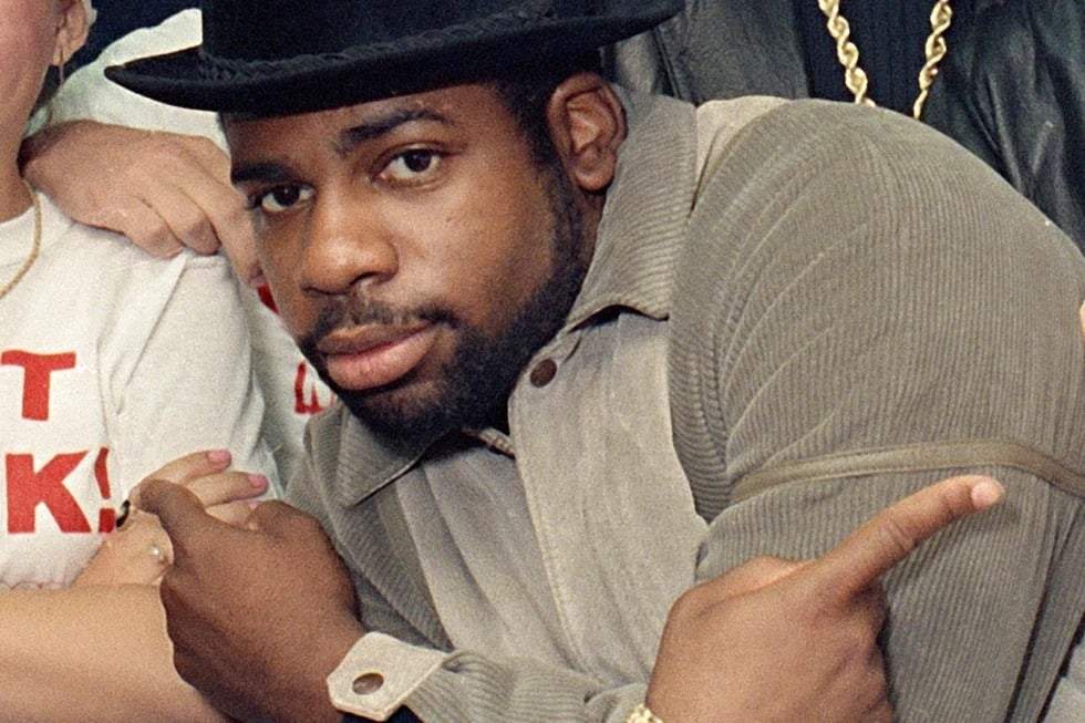 ason Mizell de Run-DMC, Jam-Master Jay, posa con adolescentes reunidos en el Madison Square Garden de Nueva York, el 7 de octubre de 1986.