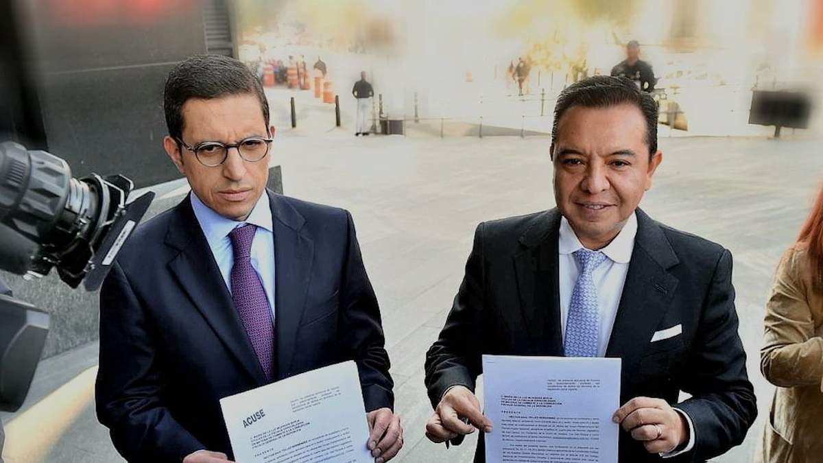 Miguel Rodarte y Héctor Téllez mostraron el documento de la denuncia