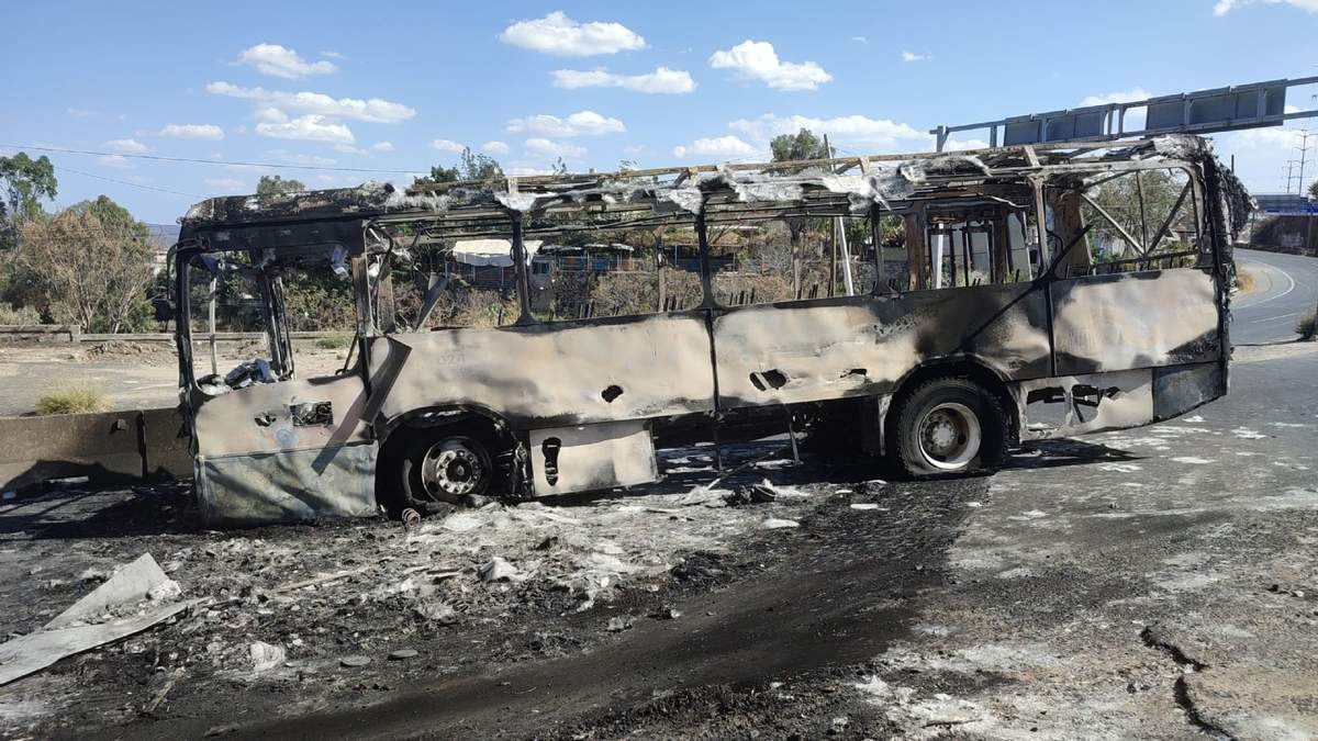 Unidad de transporte incendiada tras el abatimiento de "El Mencho" en Jalisco
