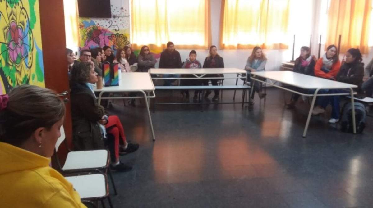 La comunidad educativa exigió respuestas. Fuente: (Ramón Campos - Centenario Digital)