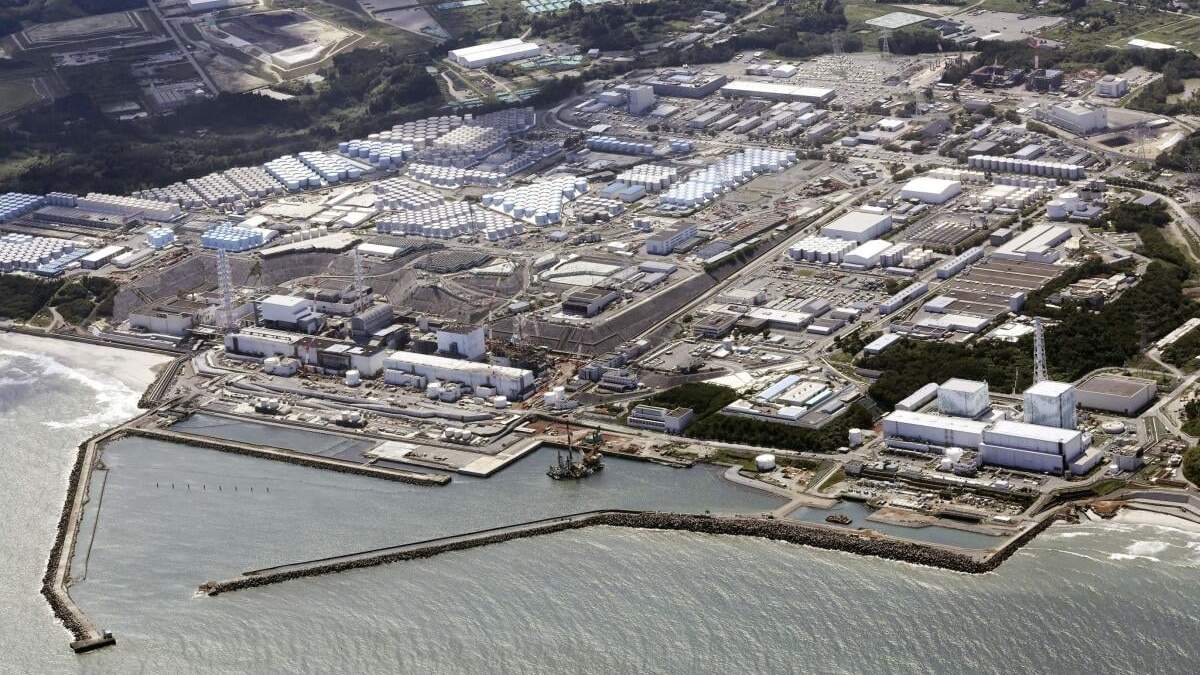 Esta vista aérea muestra la central nuclear destruida de Fukushima Daiichi en la localidad de Okuma, en el nordeste de Japón, el 24 de agosto de 2023. Un dron tan pequeño que cabe en una mano voló al interior de uno de los reactores dañados en la malograda central nuclear con la esperanza de que pudiera examinar parte de los restos de combustible fundido en zonas que otros robots no pudieron alcanzar
