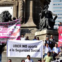 Cientos de taxistas se manifiestan en Gobernación contra Uber