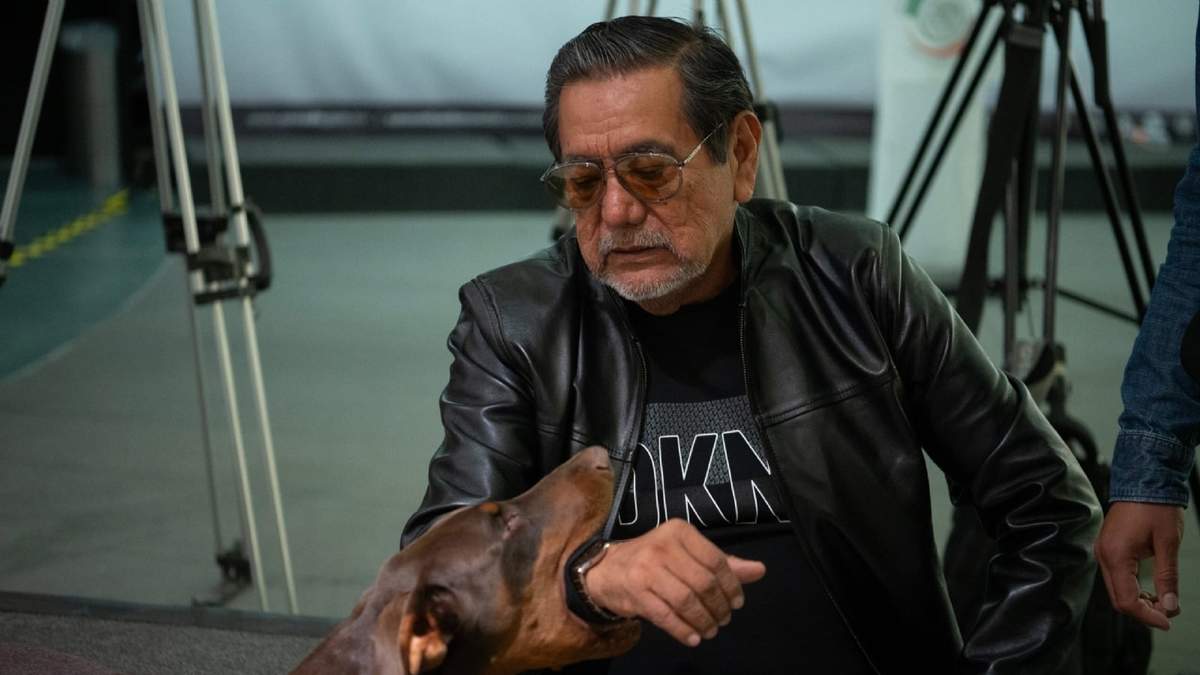 Félix Salgado Macedonio y Aquiles, uno de los perros rescatados en su refugio