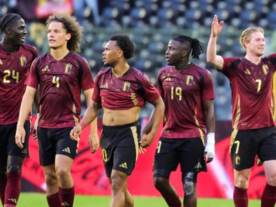 Bélgica vence 2-0 a Rumanía y se mantiene con vida en la Eurocopa