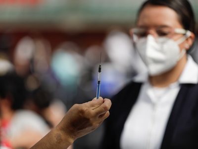Un hombre se vacunó 217 veces contra el covid-19; esto fue lo que le pasó