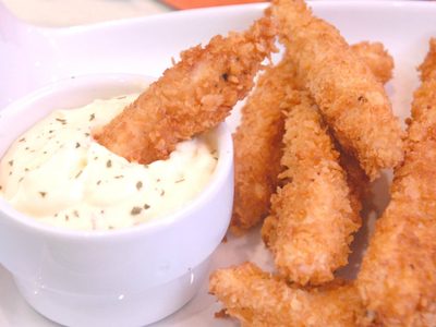 Pollo crujiente con salsa de queso: una receta tentadora que te salva la picada del finde