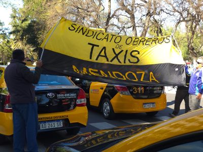 Así protestan los taxistas contra las aplicaciones de transporte