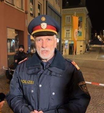 Rainer Dionisio, portavoz de la policía ofrece conferencia de prensa sobre el ataque ocurrido en Villach