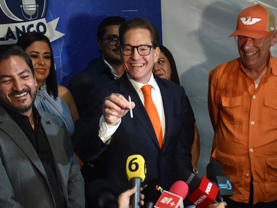 Chertorivski muestra un “porro” de mariguana durante el debate (Video)
