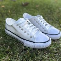 Como lo hacían las abuelas: el truco efectivo y muy barato para dejar tus zapatillas de tela como nuevas