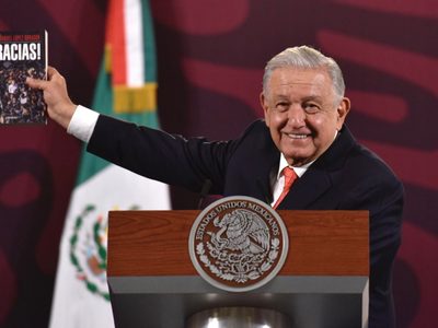 AMLO presenta su último libro sobre política: “¡Gracias!”