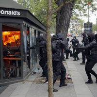 Detienen en París a 109 personas tras protestas contra reformas laborales de Macron