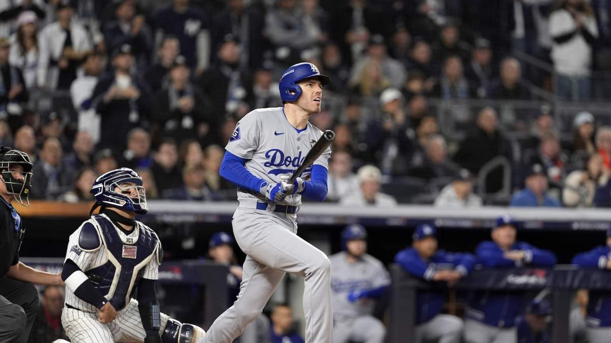 Freddie Freeman de los Dodgers de Los Ángeles tras conectar un jonrón de dos carreras