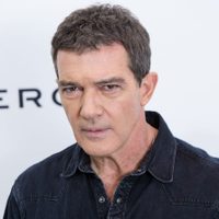 Se enojó Antonio Banderas y denunció a paparazzis por no tener mascarilla