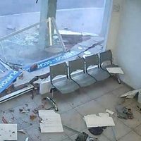 Se salva de milagro: Un hombre sale de una lavandería poco antes de que explote (video)