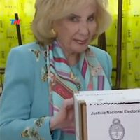 Ejemplo cívico: a sus 98 años, Mirtha fue a votar "con ganas de llorar pero de alegría"