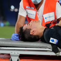 “Chucky” Lozano sale de cambio tras recibir un golpe en la cabeza (Video)