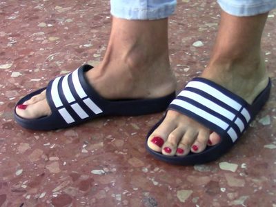 No tires las chanclas viejas y transformalas en las pantuflas de moda en dos simples pasos