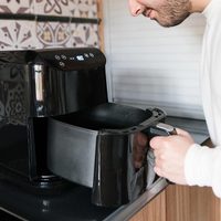 El truco casero para limpiar a fondo tu freidora de aire para que dure más y quede como recién estrenada