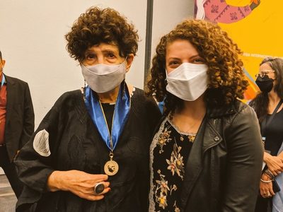 Margo Glantz recibe medalla Carlos Fuentes