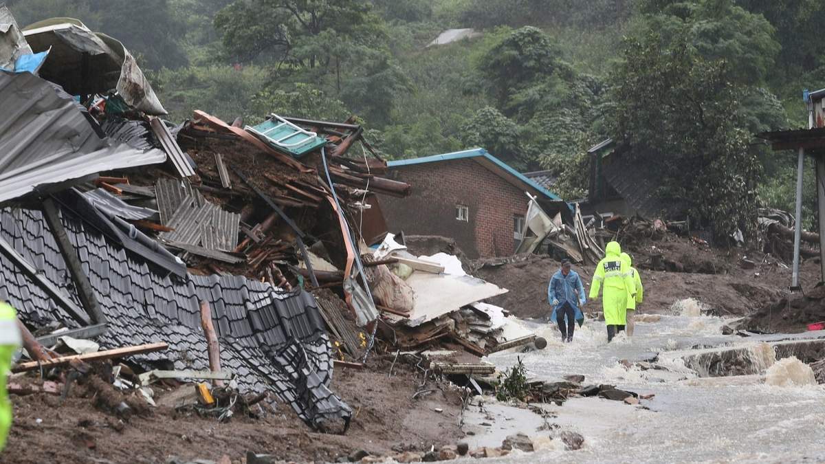Casas colapsadas por un deslizamiento de tierra causado por fuertes lluvias en Yecheon, Corea del Sur