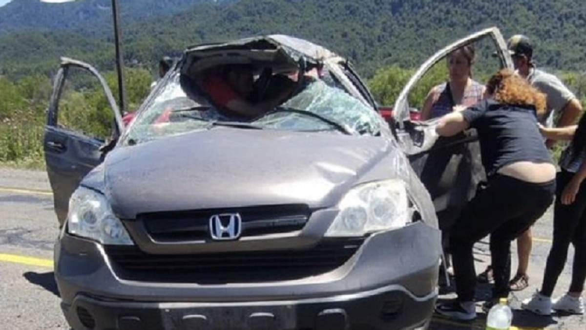 El vehículo siniestrado en cercanías al Paso Pino Hachado. Fuente: (Twitter)