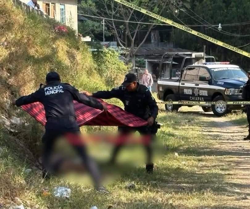 Policías municipales cubren el cuerpo de Esmeralda, víctima de feminicidio en Bochil, Chiapas, 25 de abril del 2025