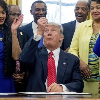 Trump estaría abierto a regularizar indocumentados, reportan medios de EU