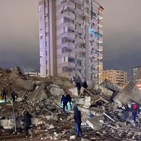 Terremoto magnitud 7.8 derriba edificios en Turquía y Siria (Video)