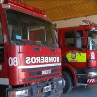 En un extraño episodio en Centenario, agredieron a bomberos que sofocaban el incendio de una viviend
