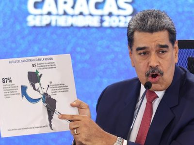 Maduro afirma que EU está inventando una guerra mientras se acerca un portaviones