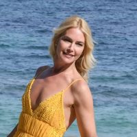 Referente de la moda a los 50 años: los trajes de baño y bikinis más icónicas de Valeria Mazza