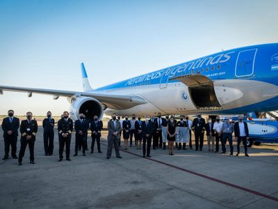 La vacuna rusa, cada vez más cerca: el vuelo de Aerolíneas Argentinas ya partió hacia Moscú