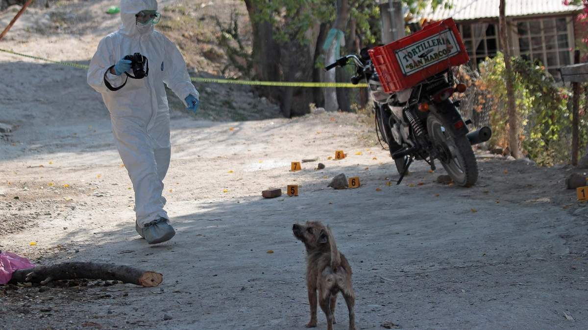 Un adolescente repartidor de tortillas fue asesinado a balazos en la colonia CNOP sección C de la ciudad de Chilpancingo en Guerrero, por lo que suman dos menores de edad repartidores ejecutados en menos de 12 horas, la motocicleta del menor quedó varada en el lugar y a un costado al menos cinco casquillos percutidos de arma corta
