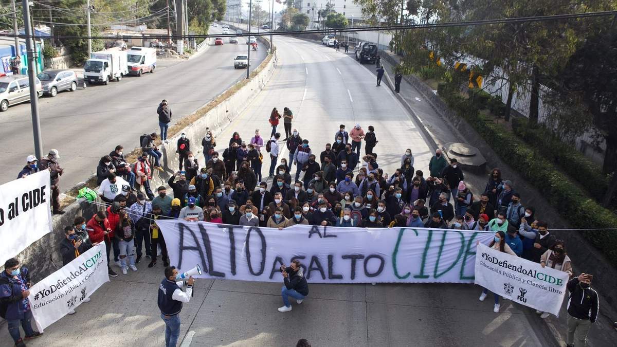 Estudiantes y profesores del CIDE, así como de 14 universidades del país, cerraron la circulación en la carretera México-Toluca