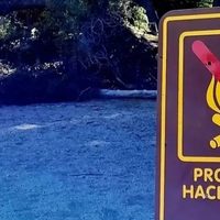 En medio de la emergencia ígnea escracharon a una pareja que hizo fuego en el arroyo Carreri