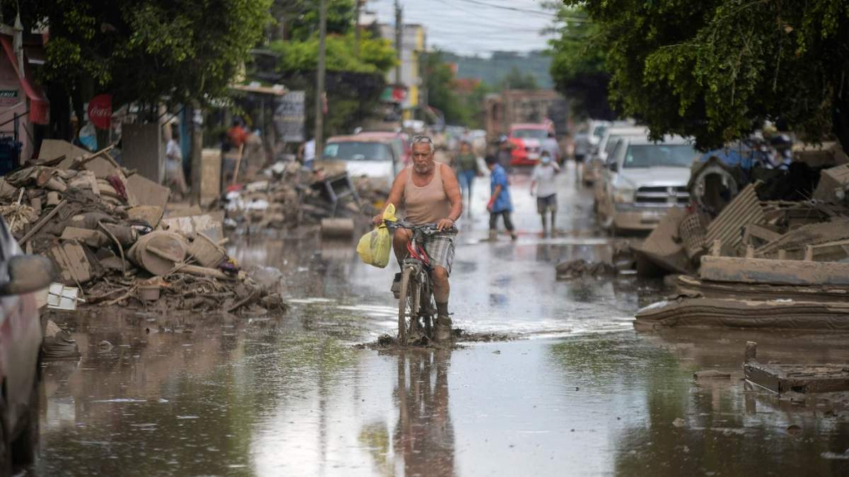 Trabajos de remoción de lodo y escombros en Veracruz