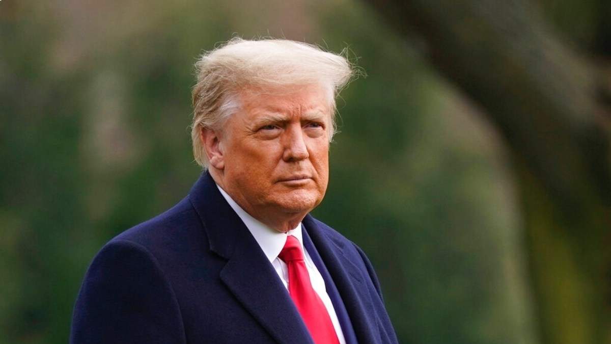 El presidente Donald Trump camina por el jardín sur de la Casa Blanca en Washington