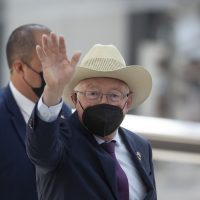 Ken Salazar acude a Palacio Nacional tras fallo de la Corte por reforma eléctrica
