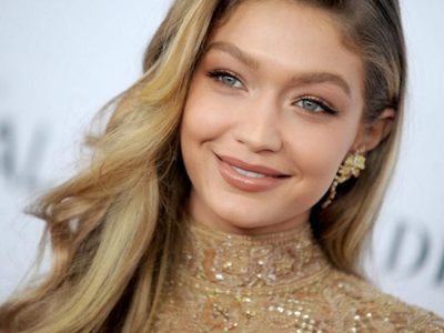 Gigi Hadid y un fantástico look dorado para Vogue París