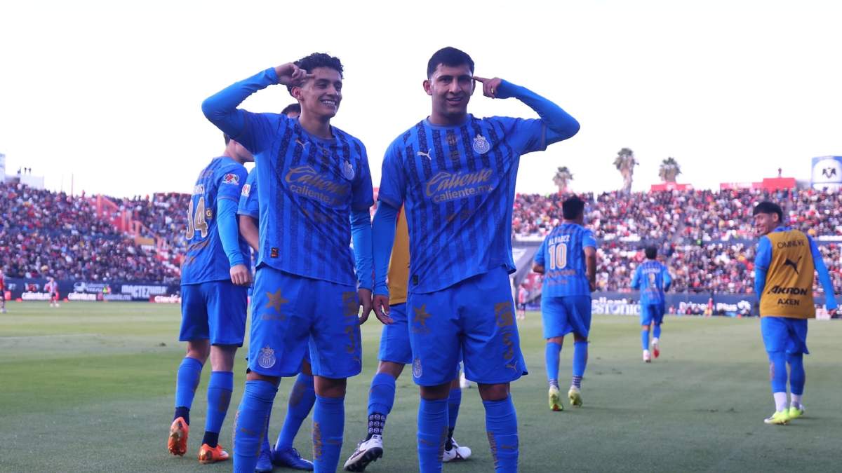 Chivas vence a domicilio 3-2 a San Luis para extender su paso perfecto en la Liga MX