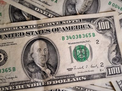 Dólares “cara chica” y billetes dañados: hasta cuándo se pueden depositar en los bancos