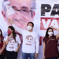 Mario Delgado pide bajar espectaculares; lanza campaña por teléfono