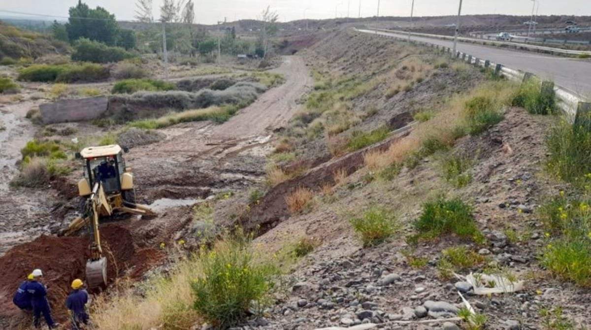 El EPAS trabaja para reparar el caño roto en la ruta 7. Fuente: (Facebook)