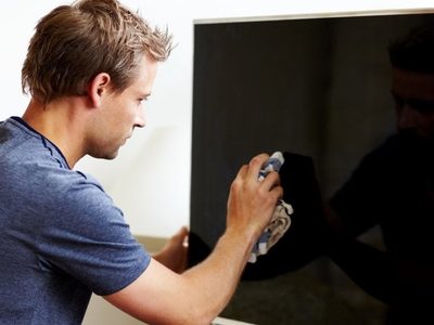 La forma correcta de limpiar las pantallas del televisor o la computadora sin dañarlas