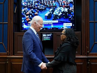 Senado de EU confirma a la primera jueza afroamericana en la Suprema Corte