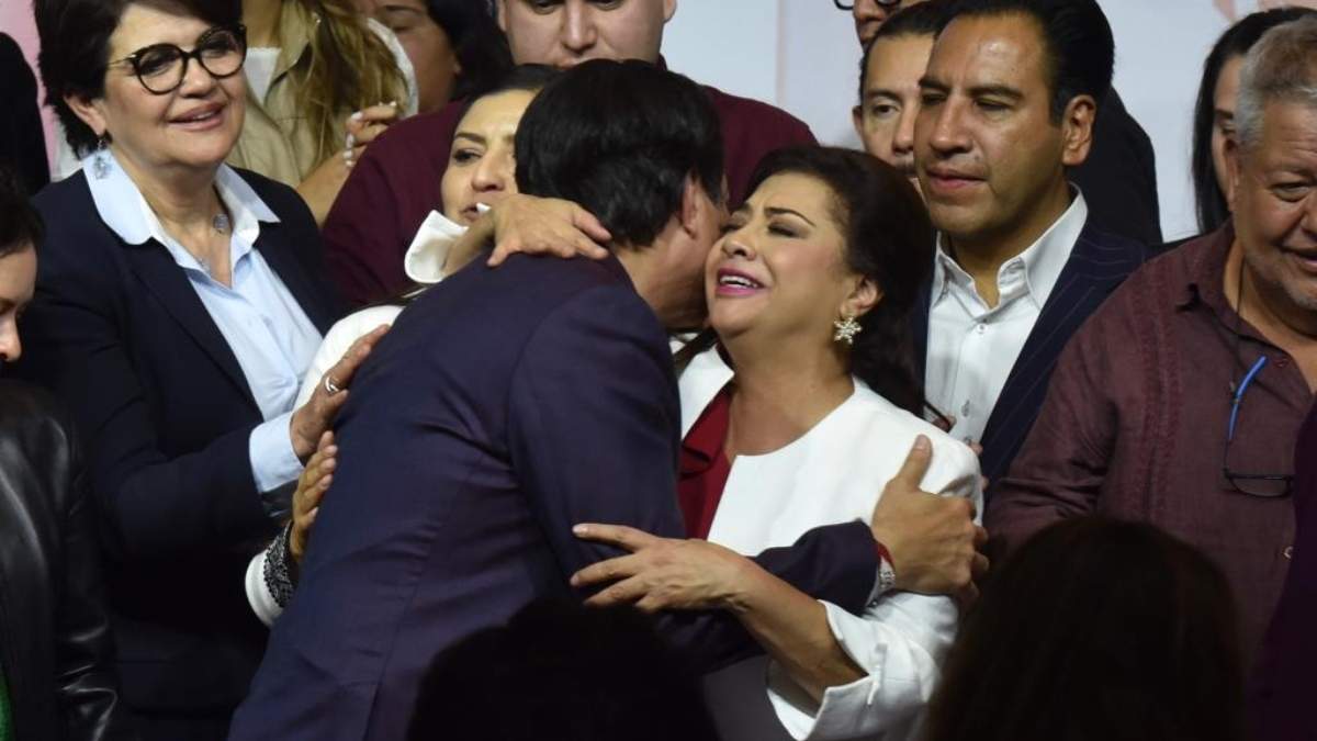 Mario Delgado abraza a Clara Brugada