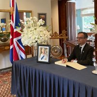Embajada británica en México abre el libro de condolencias por la muerte de Isabel II