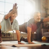 Para mujeres mayores de 50 años: 3 ejercicios abdominales que te ayudarán a perder peso sin salir de casa